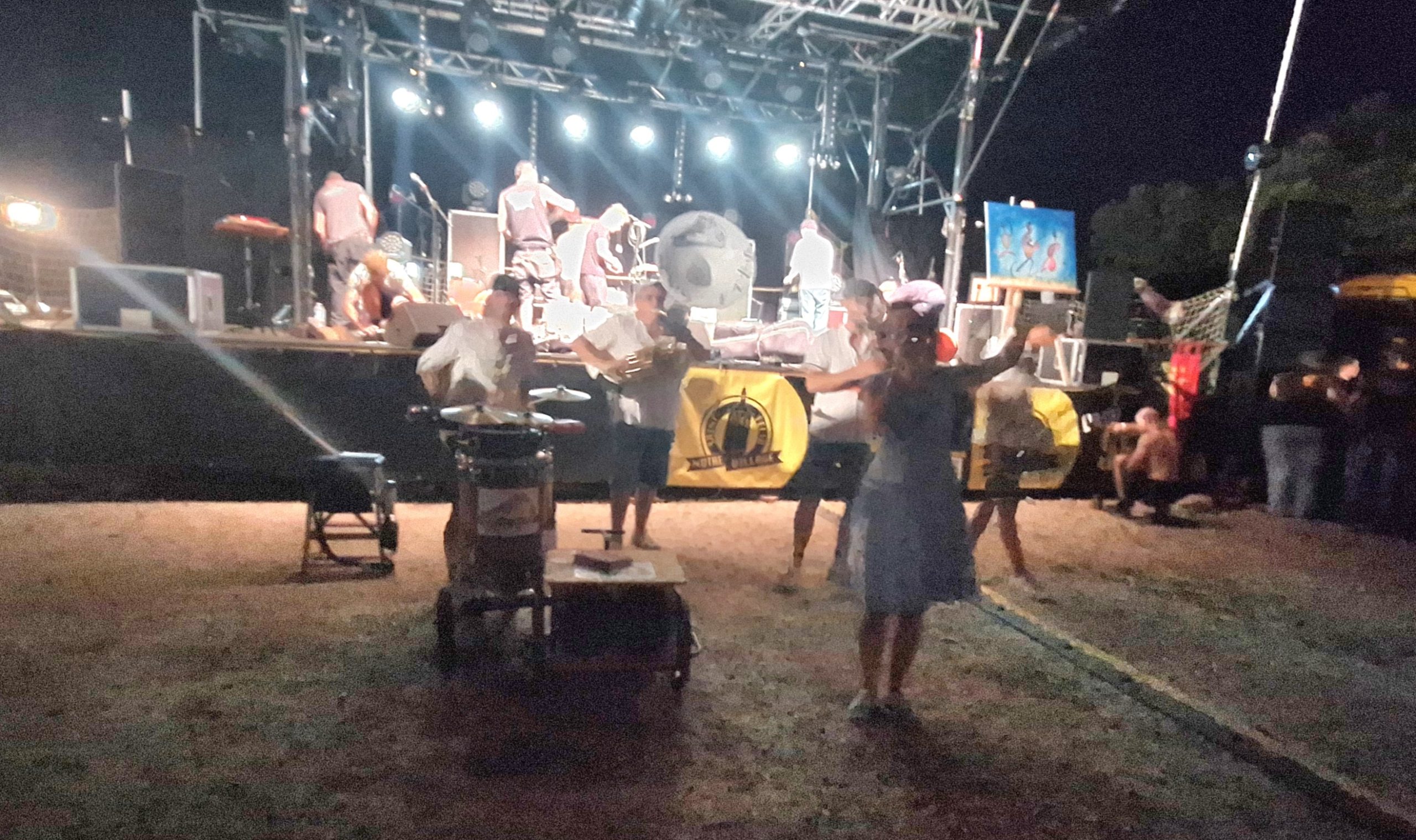 Les Faxs. Un répertoire vintage et moderne, cuivre, percussion et la charmante voix de la chanteuse. - ©Florence Milhomme