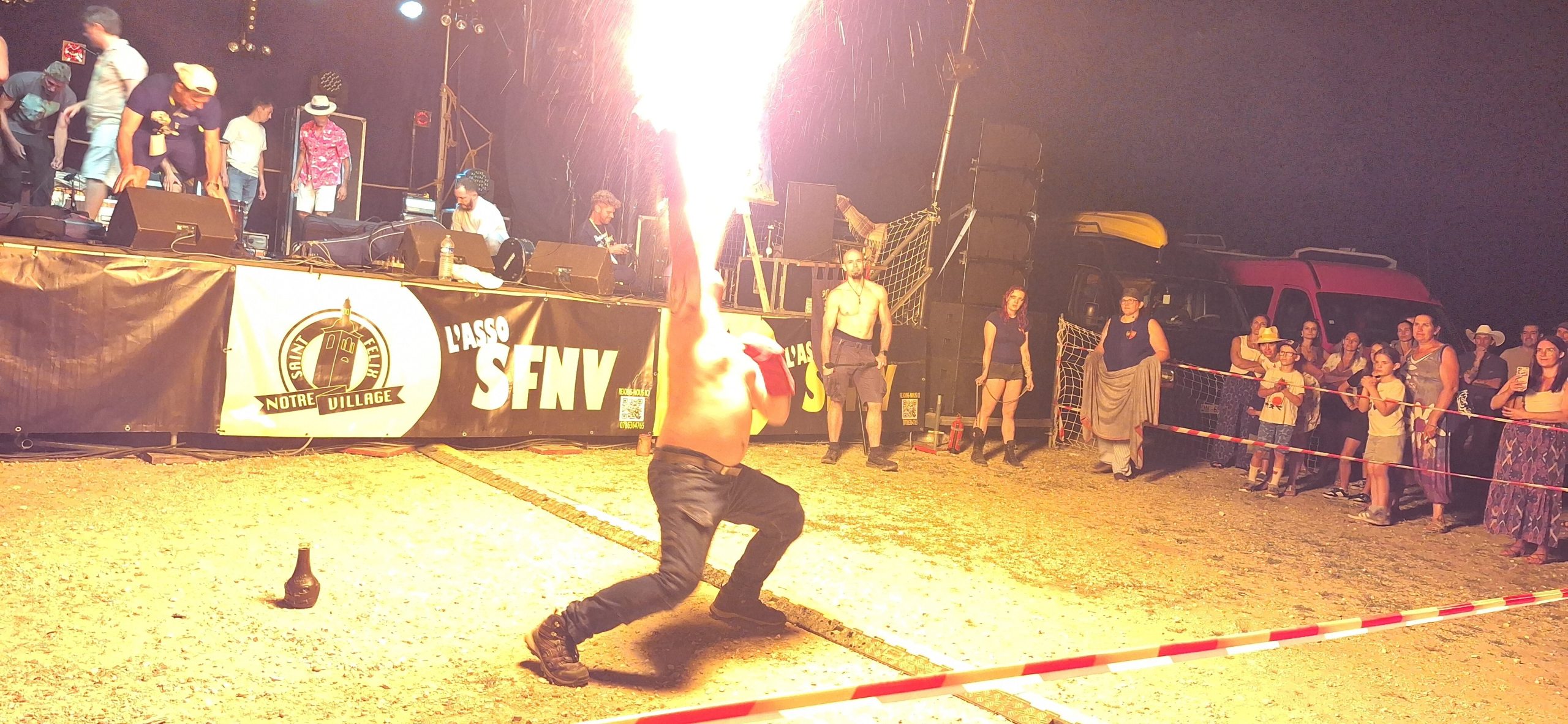 Les cracheurs de feu de La Guilde. - ©Florence Milhomme