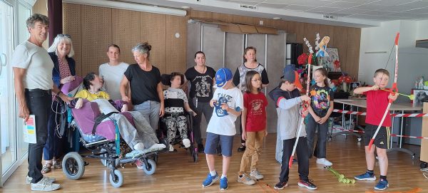Les élèves de l'école ont partagé des activités avec les résidents de l'Hérydan en présence de Jacques Archinard, maire de la commune et Joelle Petit Roulet présidente d'Alpysia.