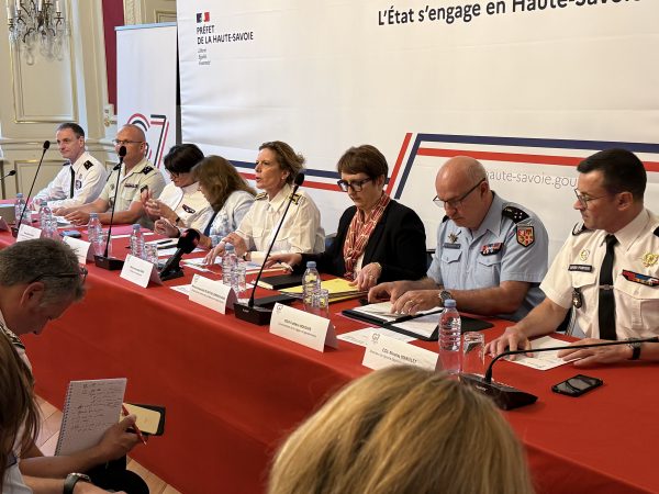 Lors de la conférence de presse devant de nombreux médias.