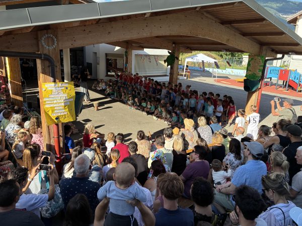 Lors de la fête de l'école de Cusy, avec des familles réunies autour des élèves pour apprécier un beau spectacle préparé par les enseignants.