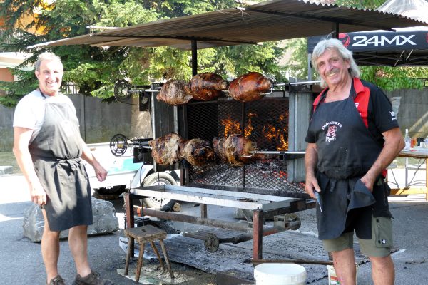 Jambons à la broche. Nos extraordinaires Balthazard ont fait rôtir à la broche 6 jambons !