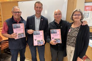 Remise du dernier numéro de la brochure annuelle à Daniel Déplante, Conseiller Départemental.