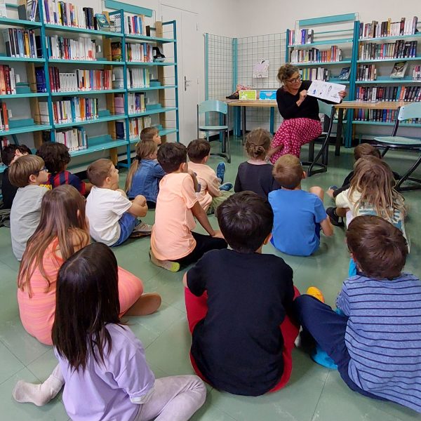 Rencontre à l'école avec une autrice invitée par la bibliothèque.