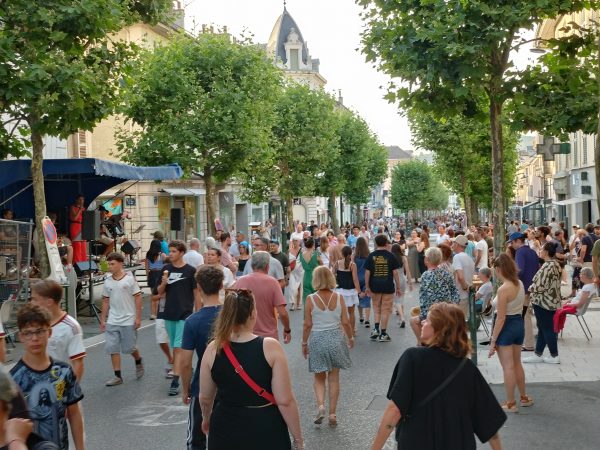 Succès. Malgré la canicule, les habitants n'auraient loupé cet événement pour rien au monde. Dès 18 heures, les rues ont commencé à s'animer avec des sets musicaux, du théâtre de verdure jusqu'au bas de la rue de Genève, avec du rock, jazz, des chansons françaises, de la variété et des scènes ouvertes.