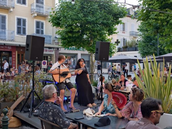 Cette année, ce sont près de vingt-six commerces, bars et restaurants, qui participent à la fête de la musique en proposant une animation musicale.