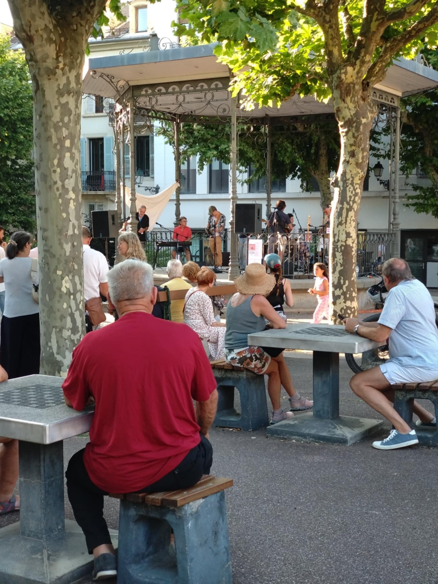 Dès 10h30, le square du Temple de Diane accueillera des groupes de musique et danse locaux. - @Virginie Ludwiczak