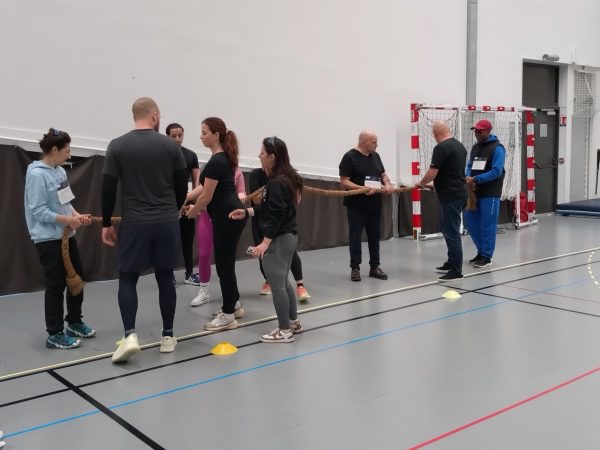 La première édition s'était tenue en octobre 2025 au gymnase de Marlioz, où recruteurs et demandeurs d'emploi ont participé à des activités sportives en équipe, avant d'échanger à visage découvert sur des possibilités d'embauche.