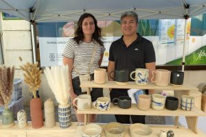 A droite, Thoz Sananikone, le président de l'UCA et à gauche, Anouk Malagola, céramiste au sein de l'Atelier Glazed.