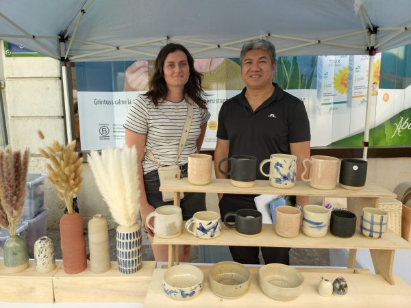 A droite, Thoz Sananikone, le président de l'UCA et à gauche, Anouk Malagola, céramiste au sein de l'Atelier Glazed.