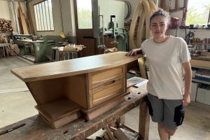 Adeline pose devant son chef d'oeuvre : une table basse pour la TV.