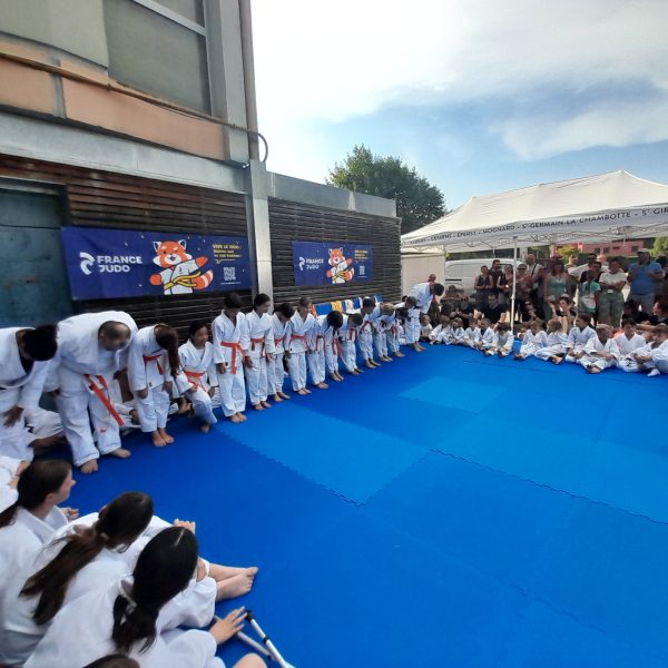 Cérémonie de remise de ceinture aux judokas.