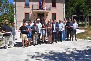 Coupage de ruban devant la mairie par Nathalie Fontaine en présence des officiels