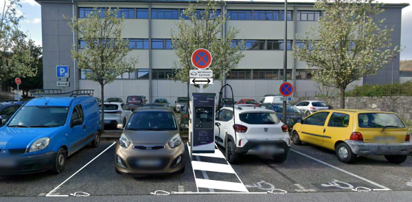 Création d'une infrastructure de recharge (IRVE), Place du Révérend Simon, proposant des places PMR.