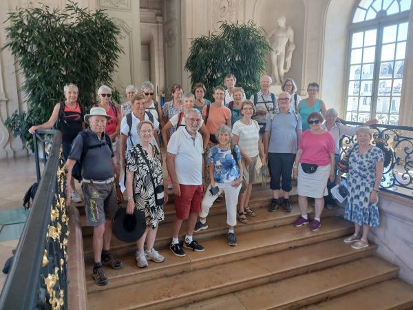 Le groupe. Dans l'escalier d'honneur du Palais des Ducs (mairie).