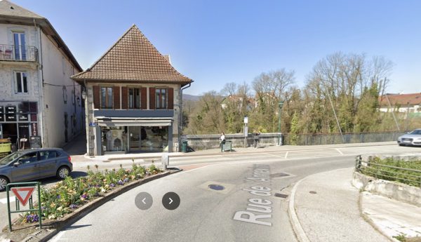 L'Office du Tourisme sera amené à déménager dans les locaux utilisés pour l'heure par un magasin de vêtements, rue du Pont Neuf.