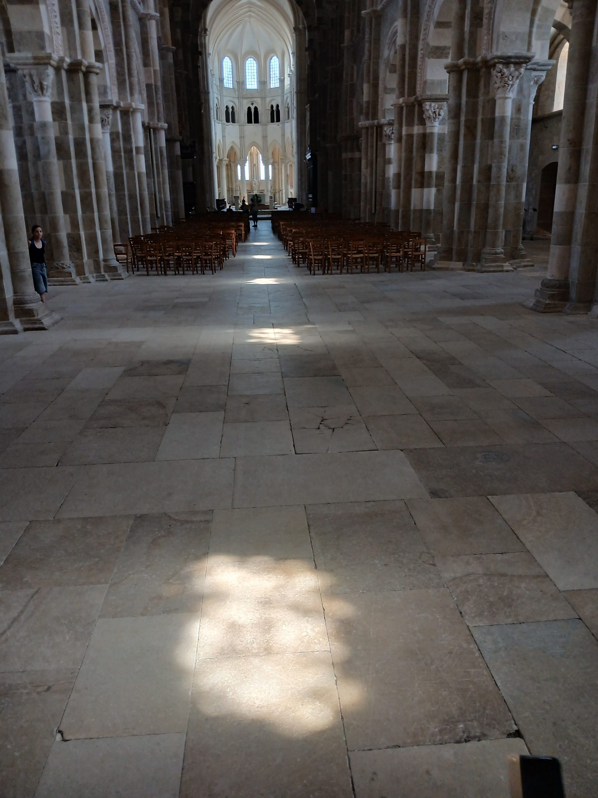 basilique. La nef de la basilique de Vézelay à l'heure du solstice d'été. -