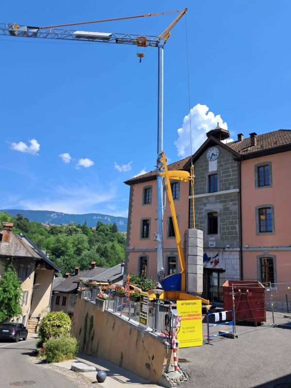 La toiture de la maire est en rénovation. Ces travaux entraînent de nombreuses perturbations durant tout l'été.