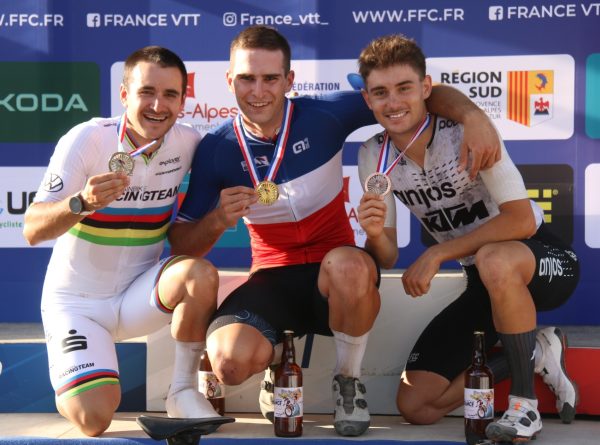 Romain, au centre de la photo, avec Titouan Perrin-Ganier à gauche (champion du monde en titre de la discipline), médaille d'argent, et Quentin Luchini, à droite, médaille de bronze.