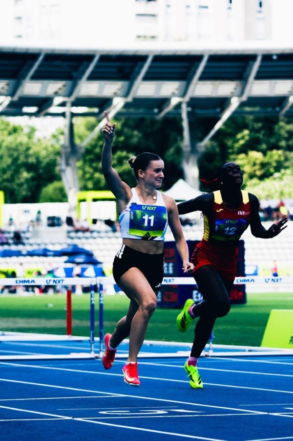 Lenny Pawlowicz (N°11) à l'arrivée du 100m haies