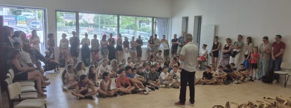 Les élèves de CM2 ont reçu des cadeaux pour fêter leur entrée en 6e, entourés de leurs parents et de l'équipe enseignante, et M. le maire qui leur a rappelé les valeurs de la citoyenneté.