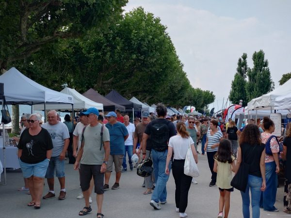 Les habitants ont profité d'une journée ensoleillée et artisanale à l'esplanade du lac.