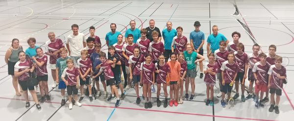 Les jeunes participants avec leurs encadrants lors de ce dernier tournoi de la saison.