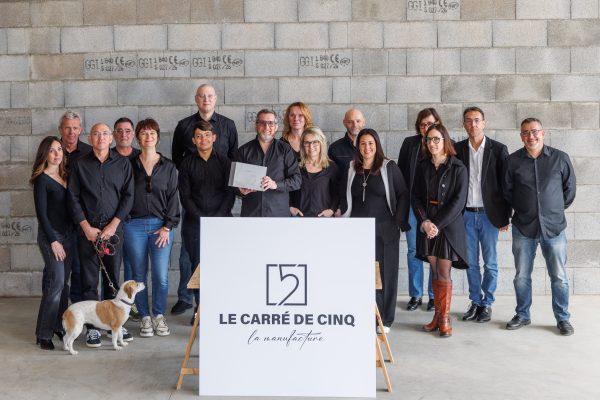 Lors de la pose de la première pierre.