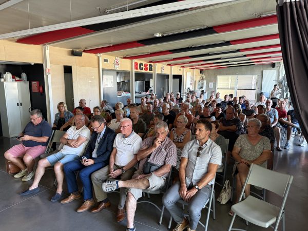 Malgré une date en plein été, de nombreuses personnes sont venues participer à cette assemblée générale extraordinaire.
