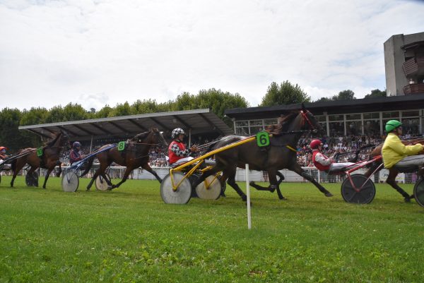 Passage devant des tribunes combles