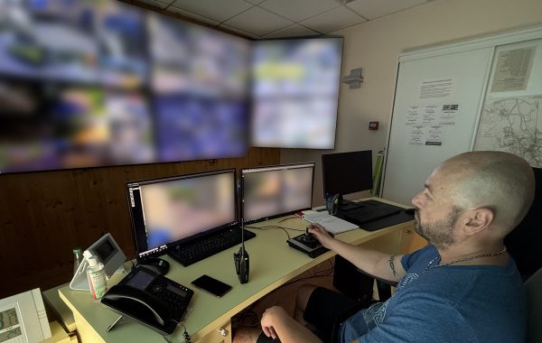 Ecrans. Armé de son joystick, l'opérateur peux passer d'une caméra à l'autre, zoomer ou suivre un individu dans la rue.