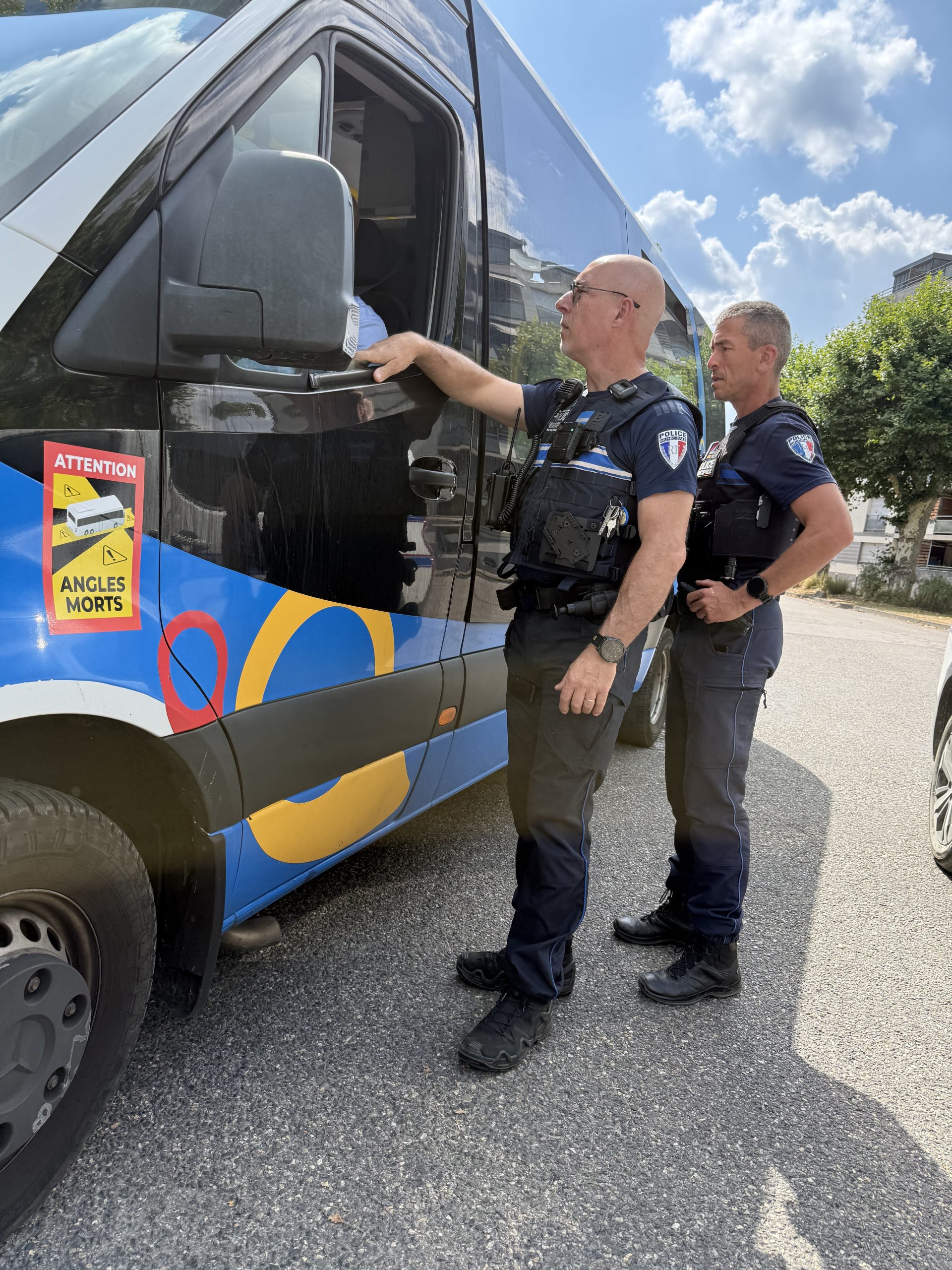 Contact. Depuis la convention passée avec la Cie Jy'bus, les forces de l'ordre peuvent monter à bord des véhicules en cas de débordement des passagers. - ©Ducret Stéphane