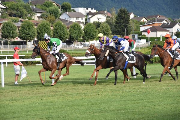 Sept courses de plat étaient au programme