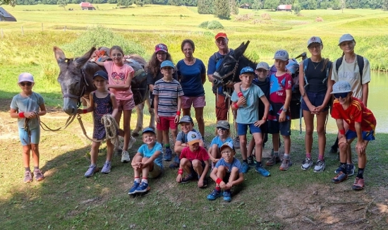 Un groupe heureux d'enfants et accompagnants des Randonneurs du Chéran ont randonné durant toute une journée avec les ânes.