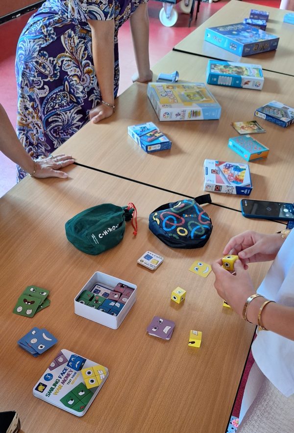 Une multitude de jeux à jouer en famille ou seul contribue à aider l'enfant et les plus grands.