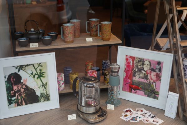 Venez exposez vos œuvres dans la vitrine d'un commerçant du centre-ville.