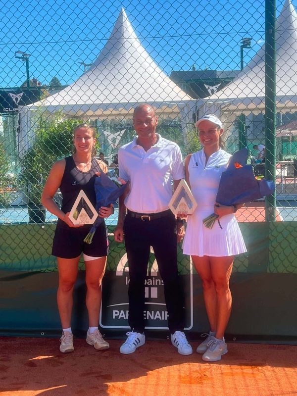 La Suissesse Alina GRANWEHR (à droite) a remporté la finale du simple face à l'Italienne Aurora Zantedeschi (à gauche).