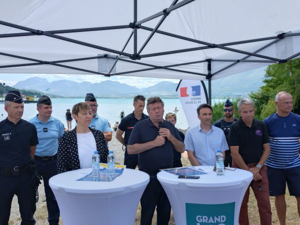 Renaud Beretti, aux côtés de la Préfète de la Savoie et des forces de l'ordre.