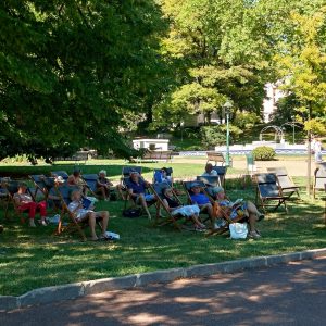 Habitants, curistes et touristes peuvent profiter d'un moment de détente au théâtre de verdure grâce aux transats et revues mis à disposition par Aix Evénement.