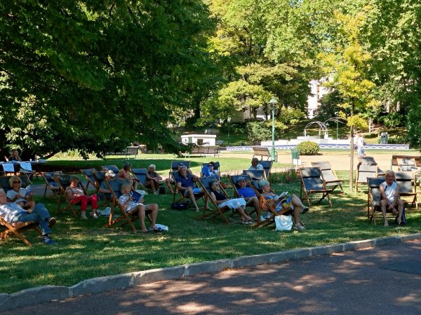 Habitants, curistes et touristes peuvent profiter d'un moment de détente au théâtre de verdure grâce aux transats et revues mis à disposition par Aix Evénement.