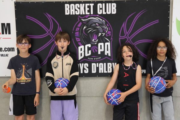 Les jeunes du Basket club du pays d'Alby à l'arbitrage.