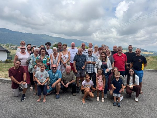 Les amicalistes, vétérans du C.P.I. Massingy, avec leurs conjoints et enfants.