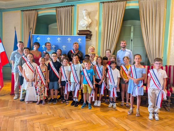 Installation. Les nouveaux jeunes élus ont été accueillis dans le salon d'honneur de l'Hôtel de ville. Eléonore, Thiméo, Matias, Saona, Juliette, Victor, Elio, Léna, Luke, Matisse, Miako, Gaston, Agathe, Charlotte, Hugo, Marilou, Aaron, Yanis, Sophia, Célian et Chloé ont pris la pose aux côtés des élus adultes et du chargé des Instances participatives jeunesse.