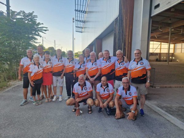 Les sept équipes qualifiées réunies autour de la présidente lors de la réception officielle au club.