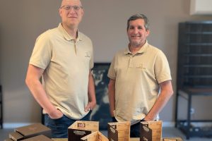 Robin Waechter (à droite) et son maître chocolatier Nicolas Gomes.
