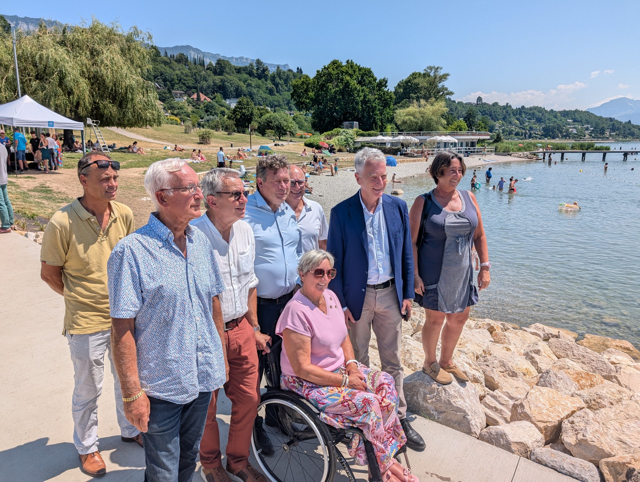 Les élus depuis la digue rénovée. - ©Claire Castelar