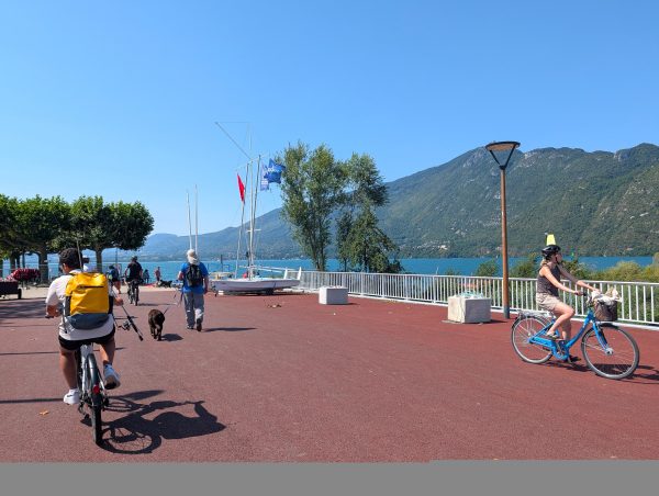 Un lieu de passage et de promenade privilégié entre le centre-ville et les rives du lac.