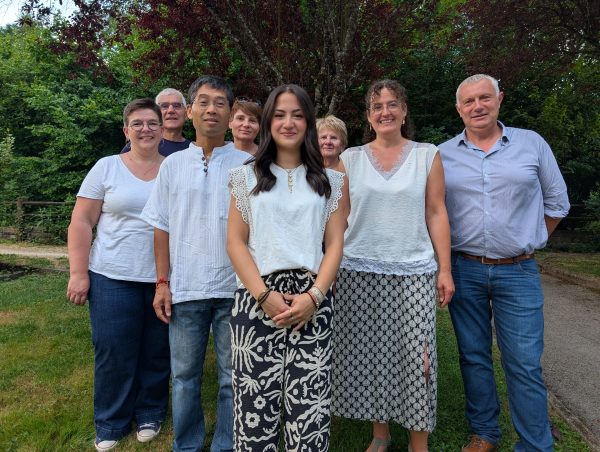 Maïlis entourée de ses parents, du maire et d'élus de la commune nouvelle.