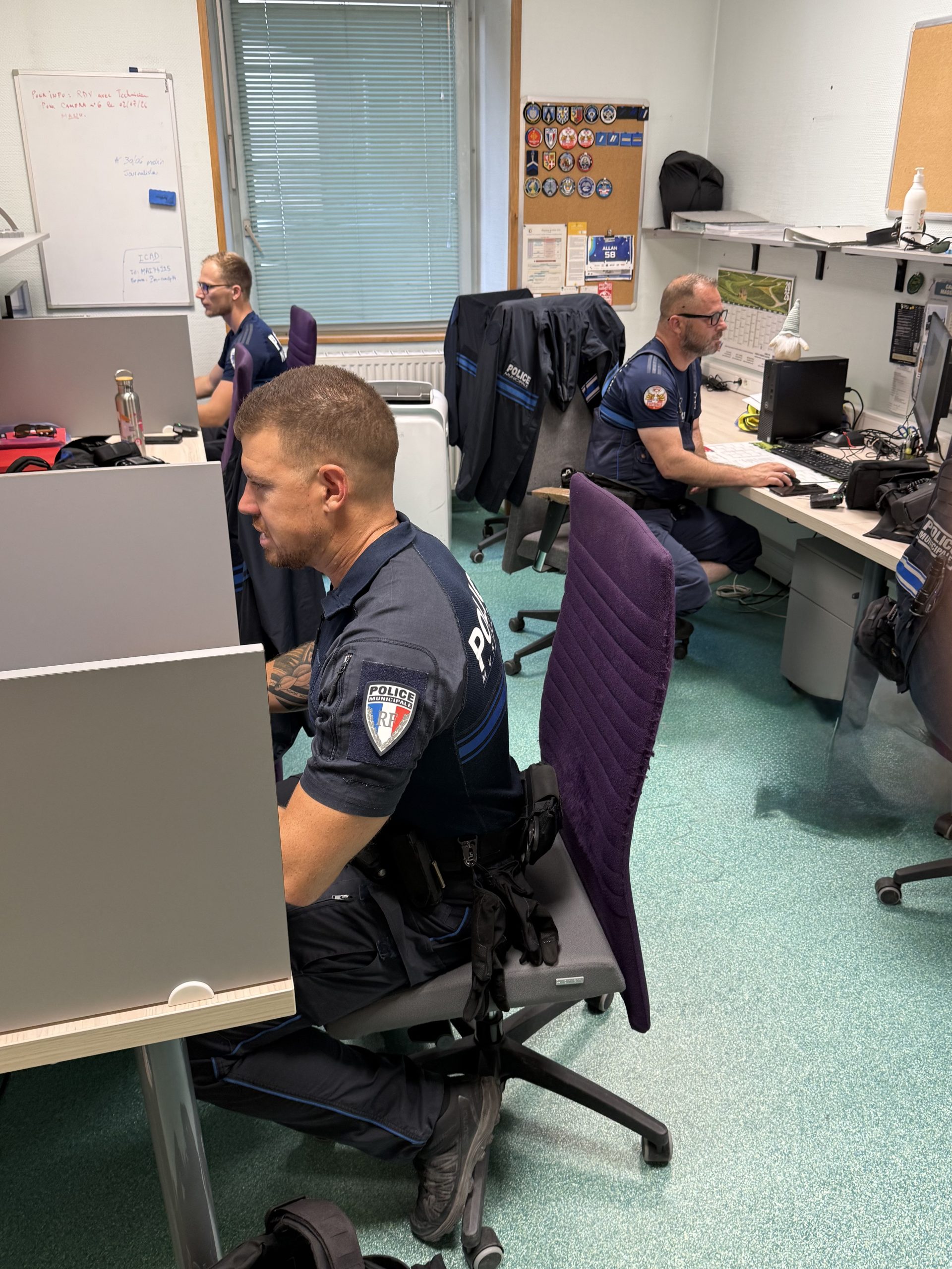 Locaux. A l'étroit, on se partage un seul bureau pour les cinq policiers municipaux. La maison de la sécurité donnera plus d'espace à chacun. - ©Ducret Stéphane