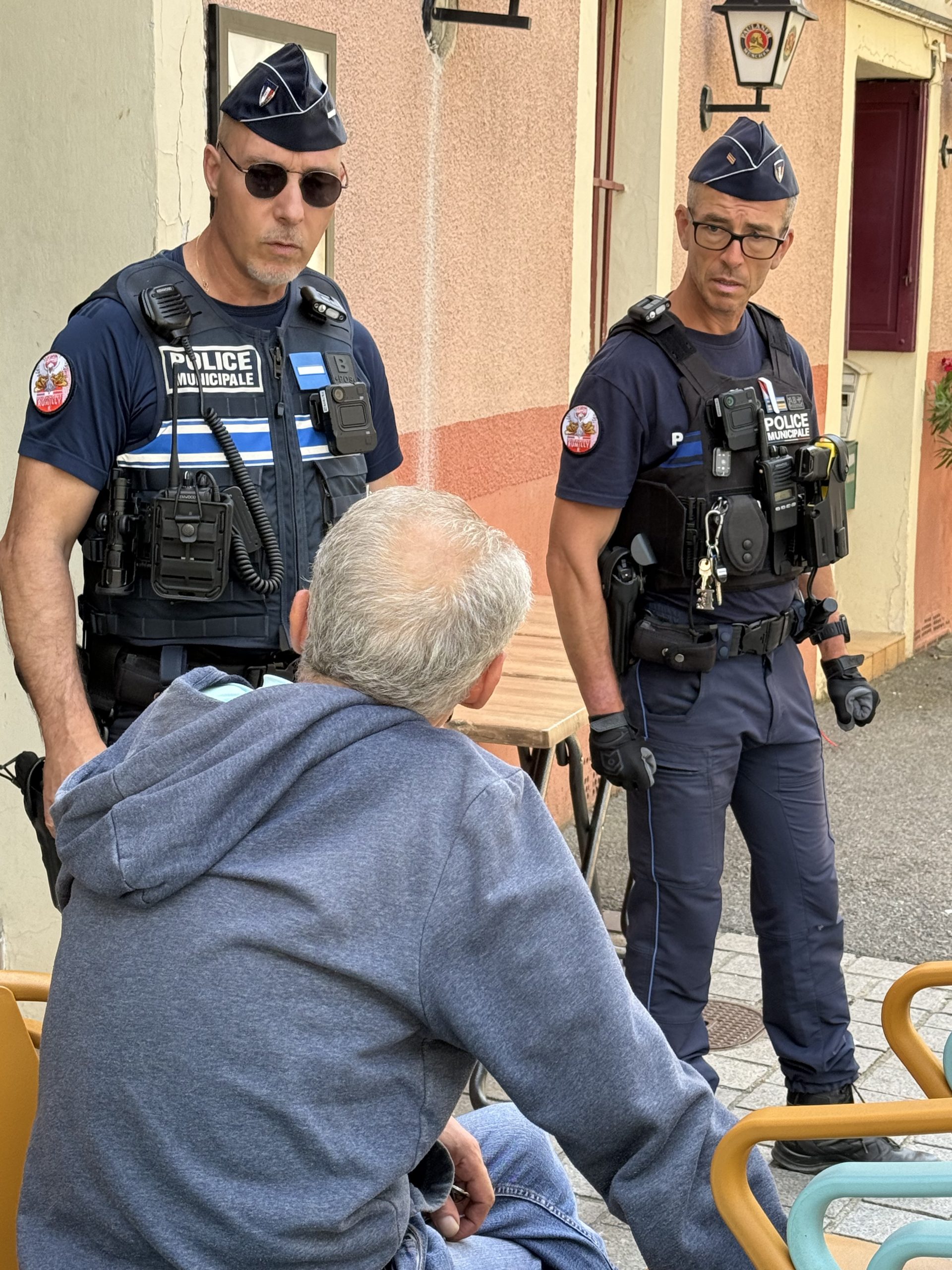 Intervention. Un client qui refuse de partir d'un établissement, la police municipale est à même de mener ce genre d'intervention de proximité. - ©Ducret Stéphane